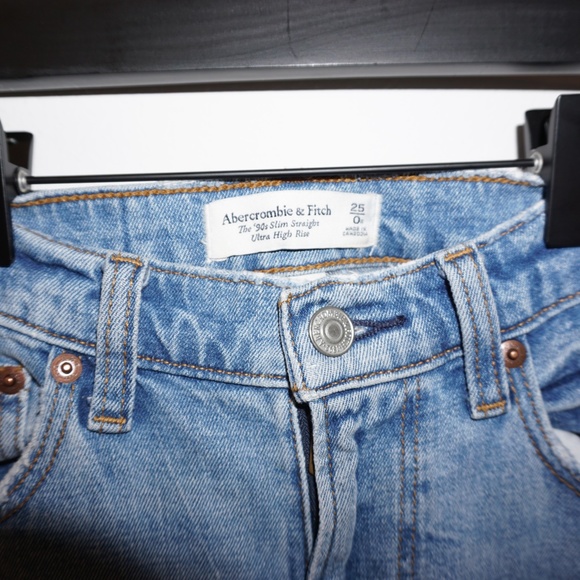 Abercrombie and Fitch "The 90s Slim Straight Ultra High Rise" - Picture 3 of 5